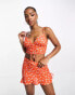 ASOS DESIGN – Kurzes Camisole in Orange-Rot mit Blumenmuster und geraffter Vorderseite, Kombiteil