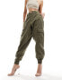 Фото #2 товара River Island cuffed hem belted cargo trouser in khaki