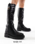 Фото #1 товара SEQWL Wide Fit – Flache, kniehohe Reiterstiefel in Schwarz, weite Passform