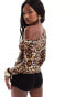 Фото #3 товара Simmi exclusive off shoulder long sleeve top in leopard print