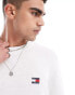 Фото #4 товара Tommy Jeans badge logo knit jumper in white