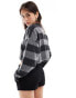 ASOS DESIGN crop crew neck jumper with split hemline in stripe Черный, XS - EU 32-34 - фото #3