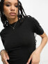 ASOS DESIGN – Mittellanges 2-in-1-T-Shirt-Kleid in Schwarz mit Rundhalsausschnitt und Cargo-Rock