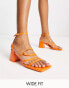 Public Desire Wide Fit – Dayla – Schuhe aus Lackleder in Apricot mit mittelhohem Absatz