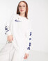 Фото #2 товара Nike Sportswear graphic long sleeve t-shirt in white