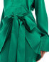 In The Style x Perrie Sian exclusive satin wrap tie side mini shirt dress in emerald green Зеленый, 34 - фото #4