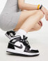 Air Jordan 1 Mid womens trainers in white and black - WHITE