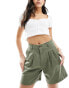 Levi's Pleated trouser shorts in green W29 - фото #2