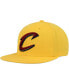 Фото #4 товара Бейсболка Mitchell & Ness мужская Сleveland Cavaliers золотая Side Core 2.0 Snapback Hat