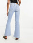 Фото #4 товара Pull&Bear high waisted flared jeans in mid blue