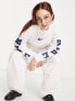 Nike Sportswear – Langärmliges Shirt in Weiß mit Grafikprint