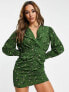 ASOS DESIGN – Gemustertes Minikleid in Grün mit gerafftem Rock, Gürtel und tiefem Ausschnitt