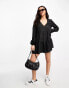 ASOS DESIGN – Gesmokter Cupro-Playsuit in Schwarz mit Puffärmeln