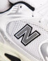 New Balance – 530 – Sneaker in Weiß und Hellblau