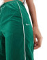 Nike Windrunner trackpant in green