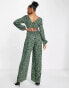 ASOS DESIGN – Langärmliger Jumpsuit aus strukturiertem Krepp mit Leopardenmuster und Knopfverschluss auf der Rückseite