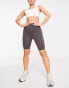 Фото #2 товара ASOS 4505 – Icon – Leggings-Shorts in Anthrazit mit formendem Detail am Po, 20 cm Schrittlänge