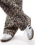 ASOS DESIGN straight leg jogger in leopard print Леопардовый, XS - EU 32-34 - фото #3