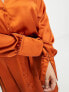 ASOS DESIGN Curve – Locker geschnittenes Midi-Hemdkleid aus Satin in Rostrot mit tiefem Ausschnitt
