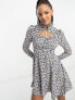 Фото #1 товара Платье Urban Revivo - Мини-платье с высоким воротником и декоративным вырезом с лавандовым цветочным узором