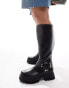 Фото #1 товара ASOS DESIGN Curve – Cady – Kniehohe Biker-Stiefel in Schwarz mit Riemendetail