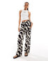 Фото #4 товара Vero Moda Tall linen touch wide leg trousers in abstract mono print