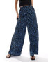 Wednesday's Girl ditsy printed wide leg trouser in black and blue Schwarz/blaues Blümchenmuster, M - фото #1