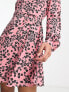 Glamorous – Langärmliges Minikleid in Rosa mit Gänseblümchenmuster in Schwarz, V-Ausschnitt und Bindegürtel