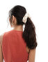 ASOS Design – Scrunchie-Haargummi in Creme mit Erdbeer-Design