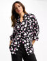 Фото #1 товара ASOS DESIGN – Langärmlige Oversize-Hemdbluse mit Fleckenprint in Schwarz-Weiß und Rosa