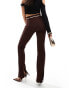 ASOS DESIGN rib slim flare trousers with back vent and gold belt in chocolate Коричневый, 40 - фото #5