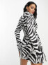 Public Desire x Paris Artiste – Exklusiv – Kurzes Blazer-Kleid aus Satin mit Zebramuster und Zierausschnitt