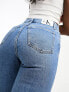 Фото #3 товара Джинсы женские Calvin Klein Jeans – Mom-Jeans в среднем оттенке