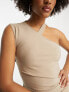 Фото #3 товара Вечернее платье ASOS DESIGN Tall – Миди-платье в карамельном цвете из бенгалина с одним плечевым ремешком, обвивающим шею дизайном ремня и разрезом.
