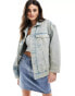 Фото #2 товара Tommy Jeans Daisy oversized denim jacket in light wash