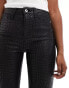 River Island – Beschichtete Jeans in Kroko-Schwarz mit hohem Bund Черный, EU 40 L32 - фото #3