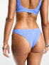 Weekday – Sand – Bikinislip in Blau mit hawaiianischem Jacquard-Blumenmuster, exklusiv bei ASOS