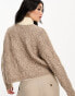 Vero Moda – Hochgeschlossener Zopfstrickpullover in Creme und Braun mit geteiltem Design