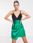 Женское мини-платье Collective The Label Exklusives Minikleid in Smaragdgrün mit tiefem Ausschnitt und geraffter Taille BLACK/EMERALD, US 4 - фото #2