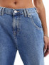 Tommy Jeans Daisy low waisted jeans in light wash Голубой, W26 L30 - фото #7