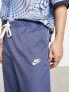 Nike – Club – Schmal zulaufende Hose aus Webstoff in Blau