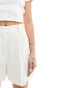 ASOS DESIGN – Elegante Shorts in Creme mit hohem Bund