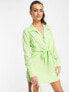 Style Cheat – Vorn geknotetes, kurzes Hemdblusenkleid in Limettengrün