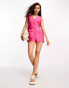 Фото #3 товара River Island Petite – Eleganter Playsuit in leuchtendem Rosa mit Knopfleiste und Schleife hinten