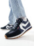 Фото #1 товара Levi's Stryder trainer in navy suede mix with logo