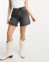 Фото #4 товара Miss Selfridge Petite – Longline-Jeansshorts in schwarzer Waschung