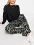 Фото #4 товара Pieces Tall exclusive flared trousers in black floral