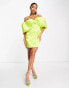 Фото #4 товара ASOS EDITION – Schulterfreies Minikleid aus Satin-Twill in Chartreuse mit verdrehter Brustpartie