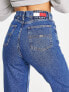 Женские джинсы Tommy Jeans Mom-Jeans in mittlerer Waschung mit extrem hohem Bund Mittelblauer Denim, W27 L30 - фото #8