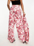 Forever New Petite satin trouser co-ord in red floral print Rotes Blumenmuster, 34 - фото #5